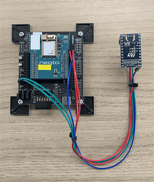 図: USBケーブルと、 NEQTO Bridge Wi-Fi Module、 温湿度センサーを取り付けたNEQTO Bridge Connector Board